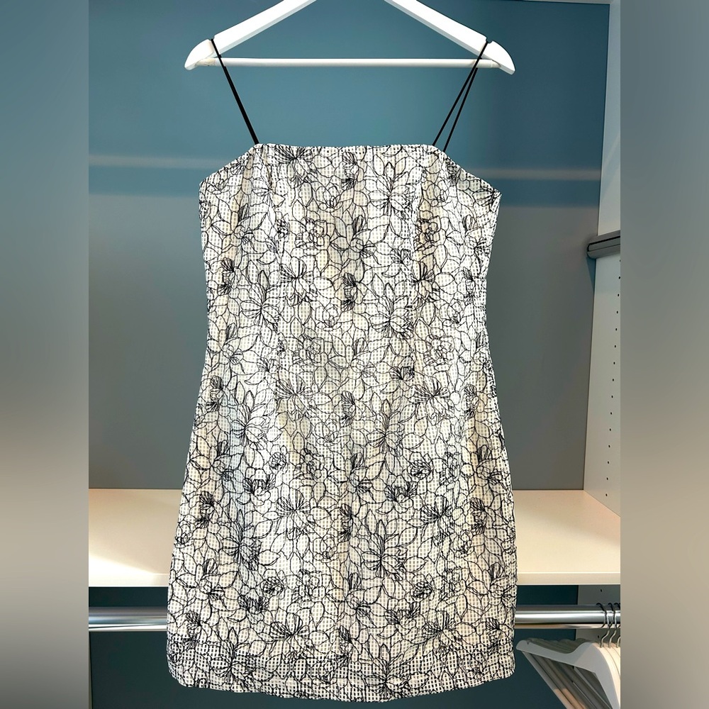 Bardot Black and White Dress. Size 8/M. Like new condition! Perfect for spring!